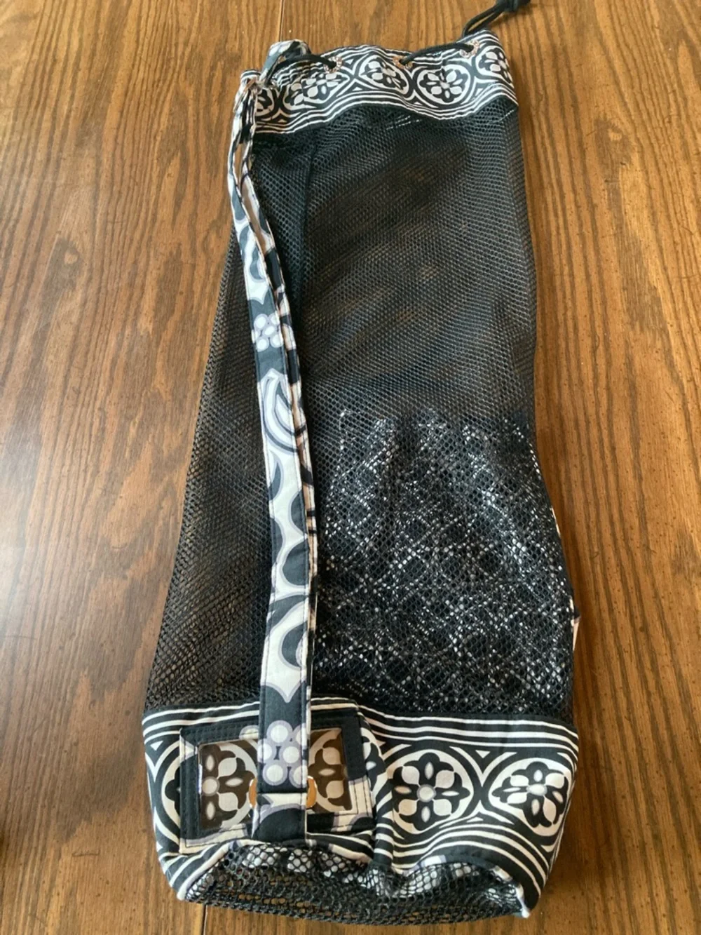 Vera Bradley Black White Medallion Mesh Tote  Logo Eyelet yoga mat beach bag